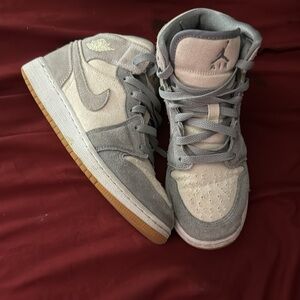 Jordan 1’s- mid particle grey/white suede sz. 5.5Y
New, PERFECT for winter cold!